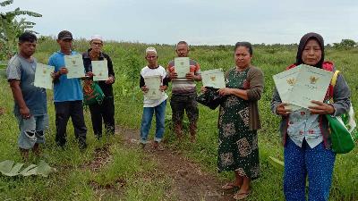 Masyarakat eks transmigrasi Rawa Indah menunjukkan sertifikat hak milik tanah di Desa Bekambit, Kecamatan Pulau Laut Timur, Kabupaten Kotabaru, 25 Februari 2023/Tempo/Diananta P. Sumedi