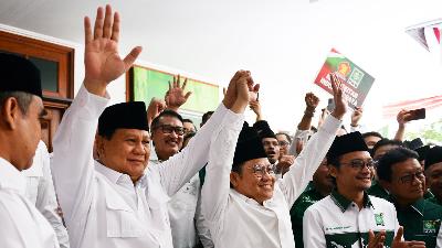 Ketua Umum Partai Gerindra Prabowo Subianto (kiri) dan Ketua umum partai PKB  Muhaimin Iskandar saat meresmikan Sekretariat Bersama (Sekber) di Menteng, Jakarta. 23 Januari 2023.  Tempo/Febri Angga Palguna 