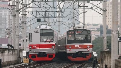 Rangkaian KRL Commuter Line meninggalkan (kanan) dan memasuki Stasiun Manggarai di Jakarta, 1 Maret 2023. Tempo/Hilman Fathurrahman W