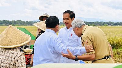 President Joko Widodo (center), accompanied by Defense Minister Prabowo Subianto and Central Java Governor Ganjar Pranowo (right) during a rice harvest in Ambal subdistrict, Kebumen Regency, Central Java, March 9. 
Defense Ministry Doc.
