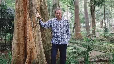 European Union Ambassador to Indonesia and Brunnei Darussalam, H.E. Vincent Piket during a photo session at the Arboretum Park of the Environment and Forestry Ministry in Jakarta, March 10.
TEMPO/M Taufan Rengganis
