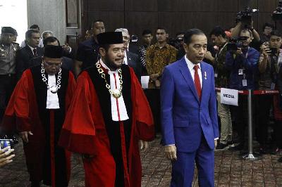 Presiden Joko Widodo (kanan), Hakim Konstitusi Anwar Usman dan Aswanto di Gedung Mahkamah Konstitusi, Jakarta, 2020. TEMPO/Subekti