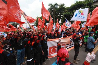 Massa dari organisasi serikat buruh dan kader Partai Buruh menggelar aksi menolak Permenaker Nomor 5 Tahun 2023 dan pengesahan Undang-undang Cipta Kerja di Kantor Kementerian Ketenagakerjaan, Jakarta, 21 Maret 2023.  ANTARA/Reno Esnir