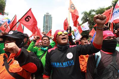Massa dari organisasi serikat buruh dan kader Partai Buruh menggelar aksi menolak Permenaker Nomor 5 Tahun 2023 dan pengesahan Undang-undang Cipta Kerja di Kantor Kementerian Ketenagakerjaan, Jakarta, 21 Maret 2023. ANTARA/Reno Esnir
