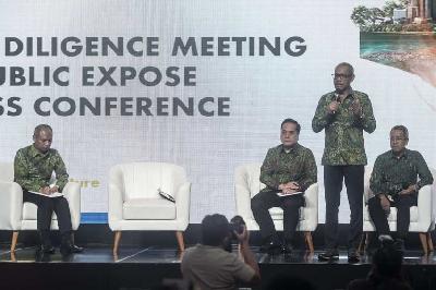 Direktur Utama PT Pertamina Geothermal Energy (PGE) Tbk Ahmad Yuniarto (kedua kanan) dan jajarannya pada konferensi pers Penawaran Umum Perdana Saham PT Pertamina Geothermal Energy (PGE) Tbk di Jakarta, 1 Februari 2023. ANTARA/Aprillio Akbar