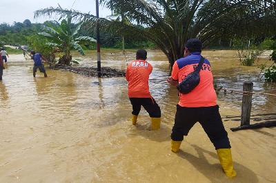 Petugas beraktivitas saat banjir melanda kawasan ibu kota negara (IKN) Nusantara di Sepaku, Penajam Paser Utara, Kalimantan Timur, 17 Maret 2023. Dok. Dinamisator