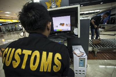 Ilustrasi petugas Bea dan Cukai melakukan pemeriksaan barang bawaan milik penumpang melalui sensor di pintu kedatangan Internasional di Bandara Soekarno-Hatta, Jakarta. ANTARA/Muhammad Adimaja