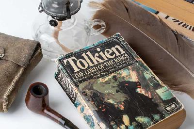 Edisi paperback antik dari Lord Of The Rings karya Tolkien. Shutterstock