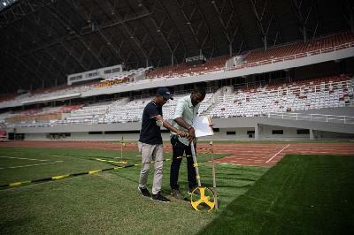 Perwakilan delegasi FIFA meninjau Stadion Gelora Sriwijaya Jakabaring (GSJ) untuk penyelenggaraan Piala Dunia U-20 di Jakabaring Sport City (JSC) Palembang, Sumatera Selatan, 23 Maret 2023. ANTARA/Nova Wahyudi