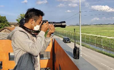 Pegiat fotografi aviasi, Taufik Syakirillah, melakukan plane spotting di area Bandara Soekarno Hatta. Dok pribadi