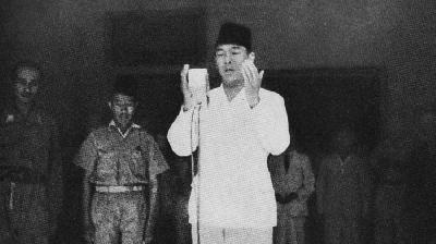 Ir. Soekarno  berdoa saat hari pembacaan teks proklamasi kemerdekaan Indonesia, 17 Agustus 1945. Frans Mendur