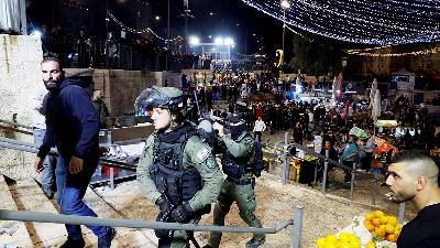 Militer Israel berpatroli di dekat Gerbang Damaskus selama bulan suci Ramadan, di Kota Tua Yerusalem, 23 Maret 2023. REUTERS/Ammar Awad