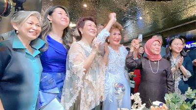Janet Yeoh (ketiga dari kanan), ibunda Michelle Yeoh saat menyaksikan kemenangan Michelle Yeoh sebagai aktris terbaik di Academy Awards ke-95, di Kuala Lumpur, Malaysia, 13 Maret 2023. Foto: Twitter @hannahyeoh