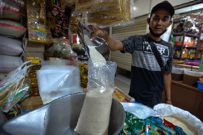 Pedagang mengemas gula pasir eceran di pasar Senen, Jakarta. TEMPO/Tony Hartawan