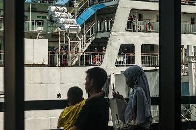 Penumpang menunggu kapal bersandar di Pelabuhan Eksekutif Merak, Kota Cilegon, Banten, 1 Maret 2023. ANTARA/Muhammad Bagus Khoirunas