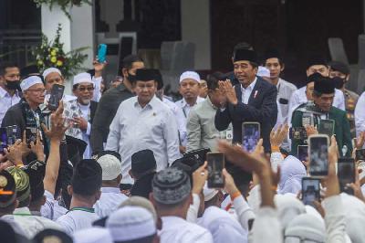 Presiden Joko Widodo (kedua kanan) dan Menhan Prabowo Subianto saat tiba di Muktamar Rabithah Melayu-Banjar di Halaman Pendopo Bersinar, Kabupaten Tabalong,Kalimantan Selatan, 17 Maret 2023. ANTARA/Bayu Pratama S