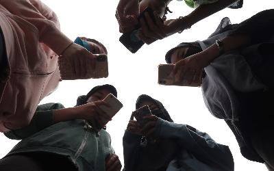 Sejumlah remaja menggunakan ponsel di Medan, Sumatera Utara. ANTARA/Septianda Perdana