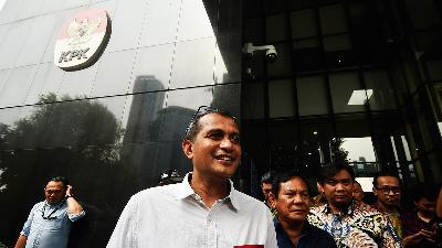 Deputy Justice and Human Rights Minister Edward Omar Sharif Hiariej answers questions from journalists after delivering clarification at the KPK’s Merah Putih Building, Jakarta, March 23.
TEMPO/Imam Sukamto
