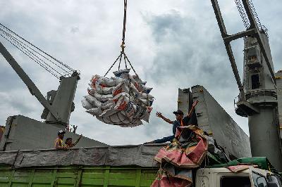 Pekerja melakukan bongkar muat beras dari Thailand di pelabuhan Tanjung Priok, Jakarta, 13 Februari 2023. TEMPO/Tony Hartawan