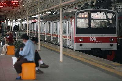 Calon penumpang menunggu kereta rel listrik commuter line di Stasiun Manggarai, Jakarta, 1 Maret 2023. TEMPO / Hilman Fathurrahman W
