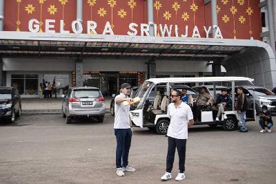 FIFA Project Team Christian Schmolzer (kiri) berbincang dengan Venue Management FIFA Sunni Kohli saat meninjau Stadion Gelora Sriwijaya Jakabaring di Jakabaring Sport City, Palembang, Sumatera Selatan, 23 Maret 2023. ANTARA/Nova Wahyudi