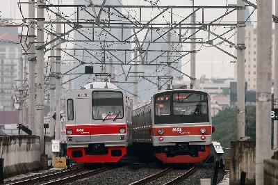 Kereta rel listrik commuter line di Stasiun Manggarai, Jakarta, 1 Maret 2023. TEMPO / Hilman Fathurrahman W

