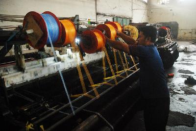 Pekerja melakukan proses produksi di pabrik kain Kampung Balekambang, Majalaya, Kabupaten Bandung, Jawa Barat. TEMPO/Prima Mulia
