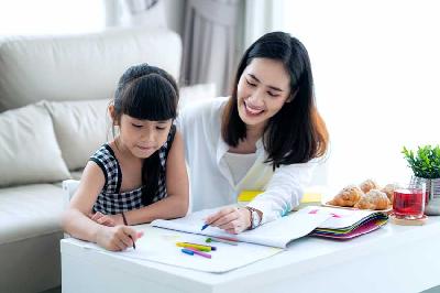 Ilustrasi orang tua mendampingi anak belajar. Shutterstock
