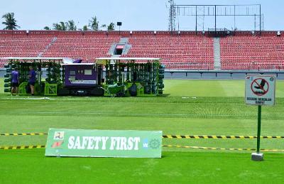 Petugas mengoperasikan mesin “pitch stitching” atau jahit rumput di lapangan Stadion Kapten I Wayan Dipta, Gianyar, Bali, 27 Maret 2023. ANTARA/Fikri Yusuf