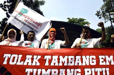Warga Tumpang Pitu Banyuwangi melakukan unjuk rasa di depan gedung Kementerian Lingkungan Hidup dan Kehutanan, Jakarta, 2018. Dok Tempo/ Fakhri Hermansyah