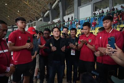 Ketua Umum PSSI dan Ketua Panitia Lokal Piala Dunia U-20 2023, Erick Thohir (tengah) berdoa bersama Timnas U-20 di Stadion Patriot, Bekasi, Jawa Barat, 28 Maret 2023. Dok. PSSI