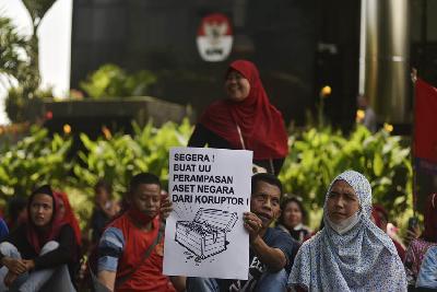 Aksi unjuk rasa soal perampasan aset di depan Gedung Komisi Pemberantasan Korupsi, Jakarta, 16 Maret 2023. TEMPO/Imam Sukamto