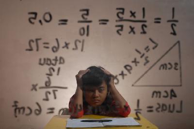 Ilustrasi anak mengerjakan soal matematika, Jakarta. Dokumentasi TEMPO/ Panca Syurkani