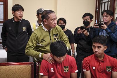 Wakil Ketua Umum PSSI Zainudin Amali (kedua kiri) berbincang dengan pesepak bola Timnas U20 saat mengunjungi pemusatan latihan di Jakarta, 30 Maret 2023. ANTARA/M Risyal Hidayat