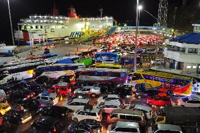 Antrean kendaraan pemudik untuk masuk kapal di Pelabuhan Merak, Banten, 30 April 2022.  TEMPO/ Febri Angga Palguna