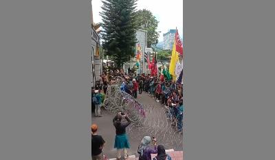 Aksi masyarakat sipil dan mahasiswa untuk mendesak Pemerintah dan DPR mencabut UU Cipta Kerja di depan Gedung DPRD Provinsi Lampung, 30 Maret 2023. Instagram LBH Bandar Lampung