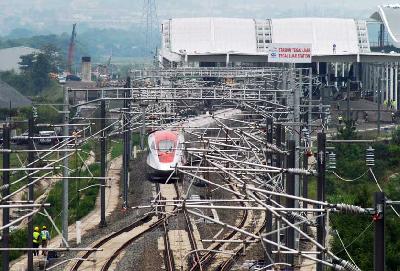 Uji dinamis rangkaian kereta cepat Jakarta Bandung memasuki Stasiun Tegalluar, Kabupaten Bandung, Jawa Barat, 9 November 2022. TEMPO/Prima mulia