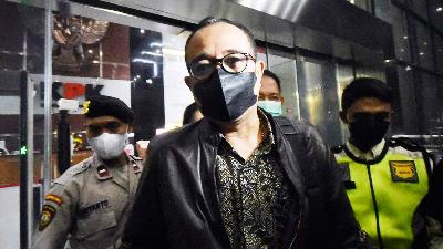 Rafael Alun Trisambodo usai memenuhi panggilan penyidik untuk menjalani pemeriksaan selama 12 jam, di gedung KPK, Jakarta, 24 Maret 2023.  Tempo/Imam Sukamto