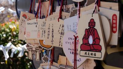 Papan doa yang digantung di Kuil Zenkoji, Nagano, Jepang, oleh pengunjung, pada pertengahan Februari 2023. Tempo/Francisca Christy Rosana