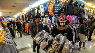 Suasana penjualan baju bekas impor di Pasar Senen Blok 3, Jakarta, 30 Maret 2023. Tempo/Tony Hartawan