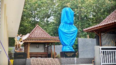 Patung Bunda Maria yang ditutupi terpal di rumah doa Sasana Adhi Rasa ST. Yakobus di Dusun Degolan, Bumirejo, Lendah, Kulon Progo, Yogyakarta, 26 Maret 2023. Tempo/Shinta Maharani   