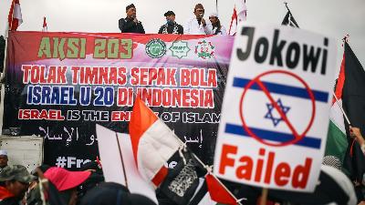 Protesters joined in the PA 212 group holding a demonstration at the Horse Statue area in Jakarta, March 20, to reject the Israeli soccer team from participating in the U20 World Cup in May, with Indonesia as the host nation.
TEMPO/Hilman Fathurrahman W.
