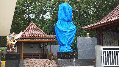 A tarp is used to cover a statue of the Virgin Mary at the Sasana Adhi Rasa house of prayer of St. Yakobus in Degolan hamlet, Kulon Progo Regency, Yogyakarta, March 26.
TEMPO/Shinta Maharani
