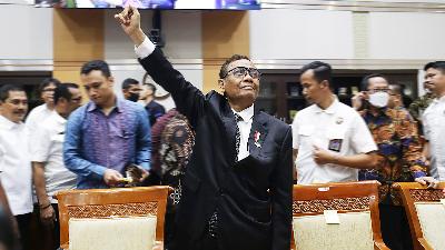 Mahfud MD, Coordinating Minister for Political, Legal and Security Affairs, who is also Chairman of the National Committee for the Prevention and Eradication of Money Laundering Crimes (TPPU), at the start of a hearing with the DPR’s Commission III at the Parliament Complex in Senayan, Jakarta, March 30. The meeting was held to discuss the issue of suspicious financial transactions worth Rp349 trillion implicating the finance ministry.
TEMPO/M Taufan Rengganis
