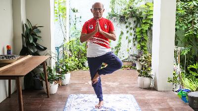 Acting Minister of Youth and Sports, Muhadjir Effendy, doing a yoga pose in Jakarta, April 1.
TEMPO/Hilman Fathurrahman W
