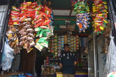 Pembeli berbelanja di warung kelontong Madura di Jakarta, 1 April 2023. Tempo/Ilona Esterina Piri