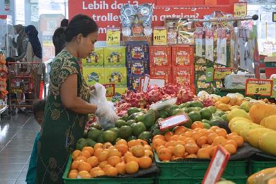 Pengunjung memilih buah organik di supermarket , Cipondoh, Kota Tangerang, 3 April 2023. TEMPO/ Magang/ Maulana Chaerusahid