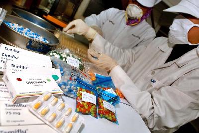 Dua staf laboratorium menganalisa obat flu burung di laboratorium riset pabrik obat Kimia Farma Jln. Pajajaran, Bandung, Jawa Barat. Dokumentasi TEMPO/ Arie Basuki