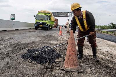 Perbaikan Jalan Tol Trans Sumatera ruas Kayu Agung-Palembang (Kapal) di Jejawi, Ogan Komering Ilir (OKI), Sumatera Selatan, 3 April 2023. ANTARA/Nova Wahyudi