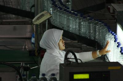Produksi air mineral kemasan di Sukabumi, Jawa Barat. Dok.TEMPO/ Rosdianahangka